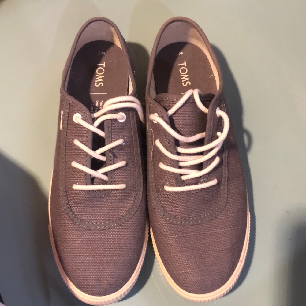 Never worn toms size 7m
